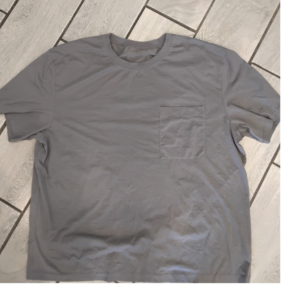 Lululemon Mens Grey Short Sleeve Pocket T-Shirt Crew Neck Athletic Tee 24 Pit